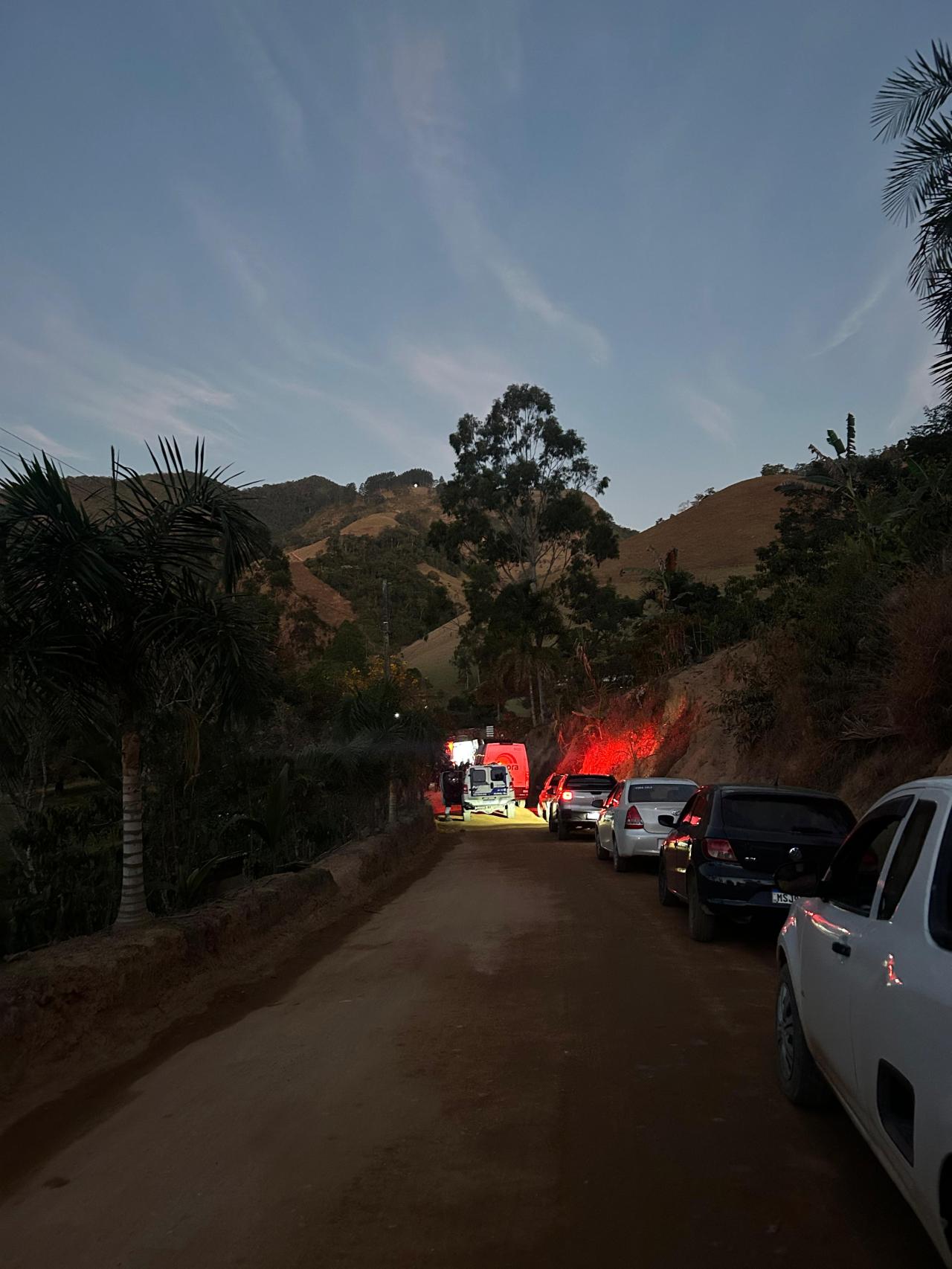 Acidente entre moto e carro interdita contorno em Jaciguá