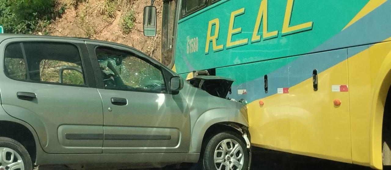 Colisão entre carro e ônibus deixa uma vítima fatal na ES-164, em Vargem Alta