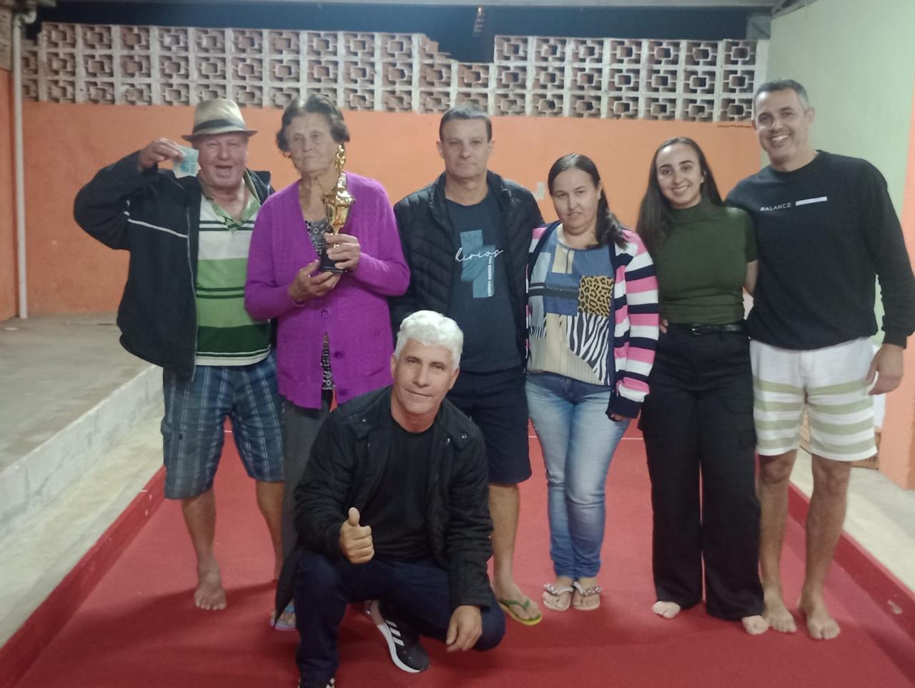 Dona Elvira, 93 anos, rouba a cena na bocha em Jaciguá