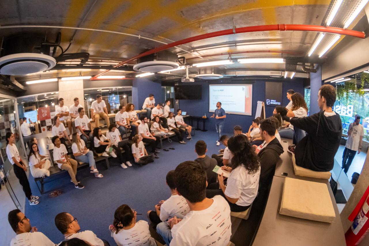 Hack27 Ensino Superior conecta universitários e empresas em maratona de inovação no ES