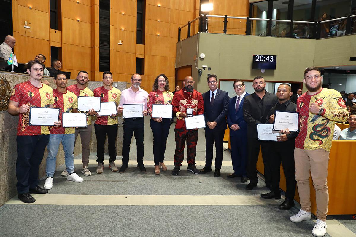 Legislativo presta homenagem a atletas de artes marciais