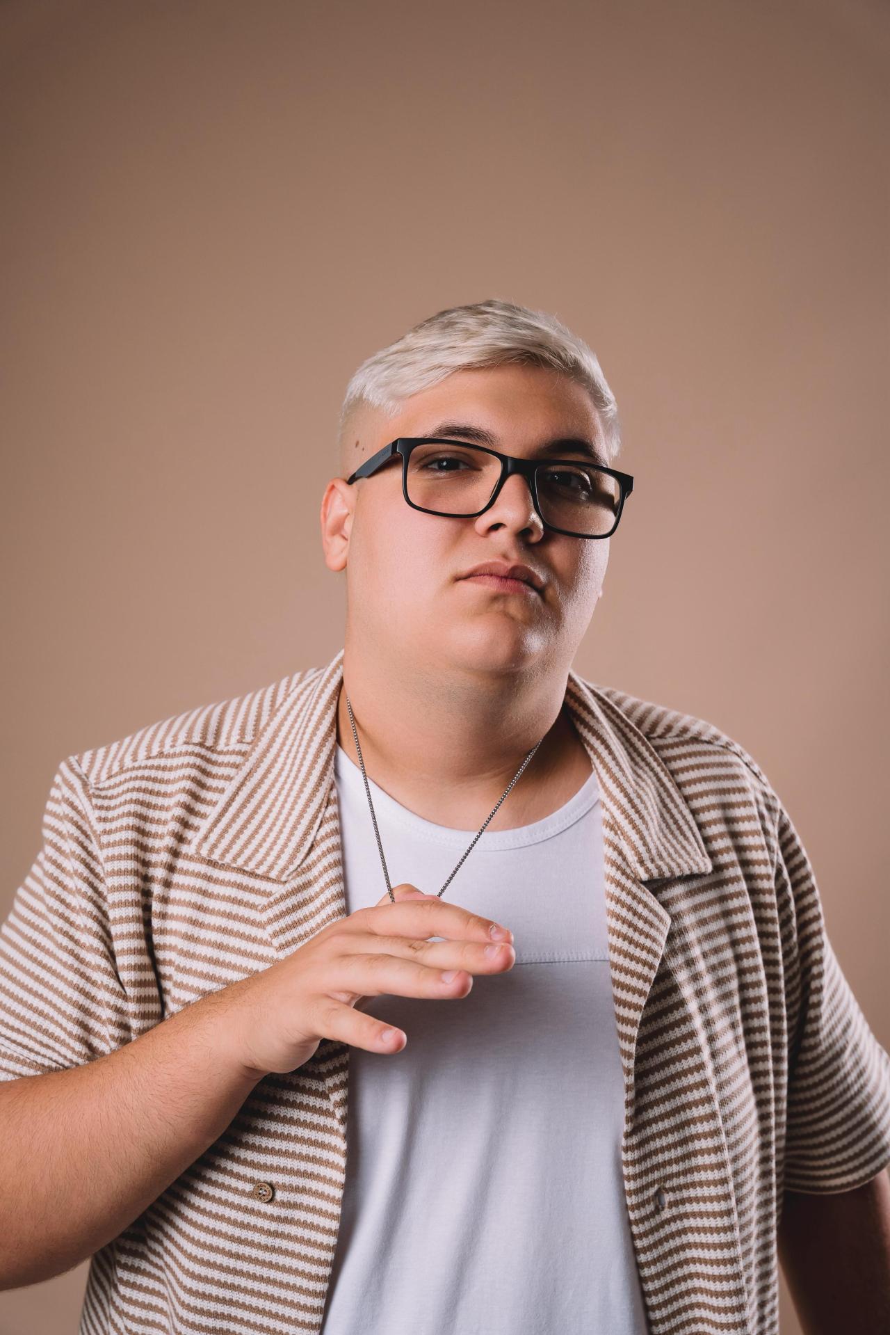 Lucas Turini lança novo single com poesia existencial e vibe pop reggae