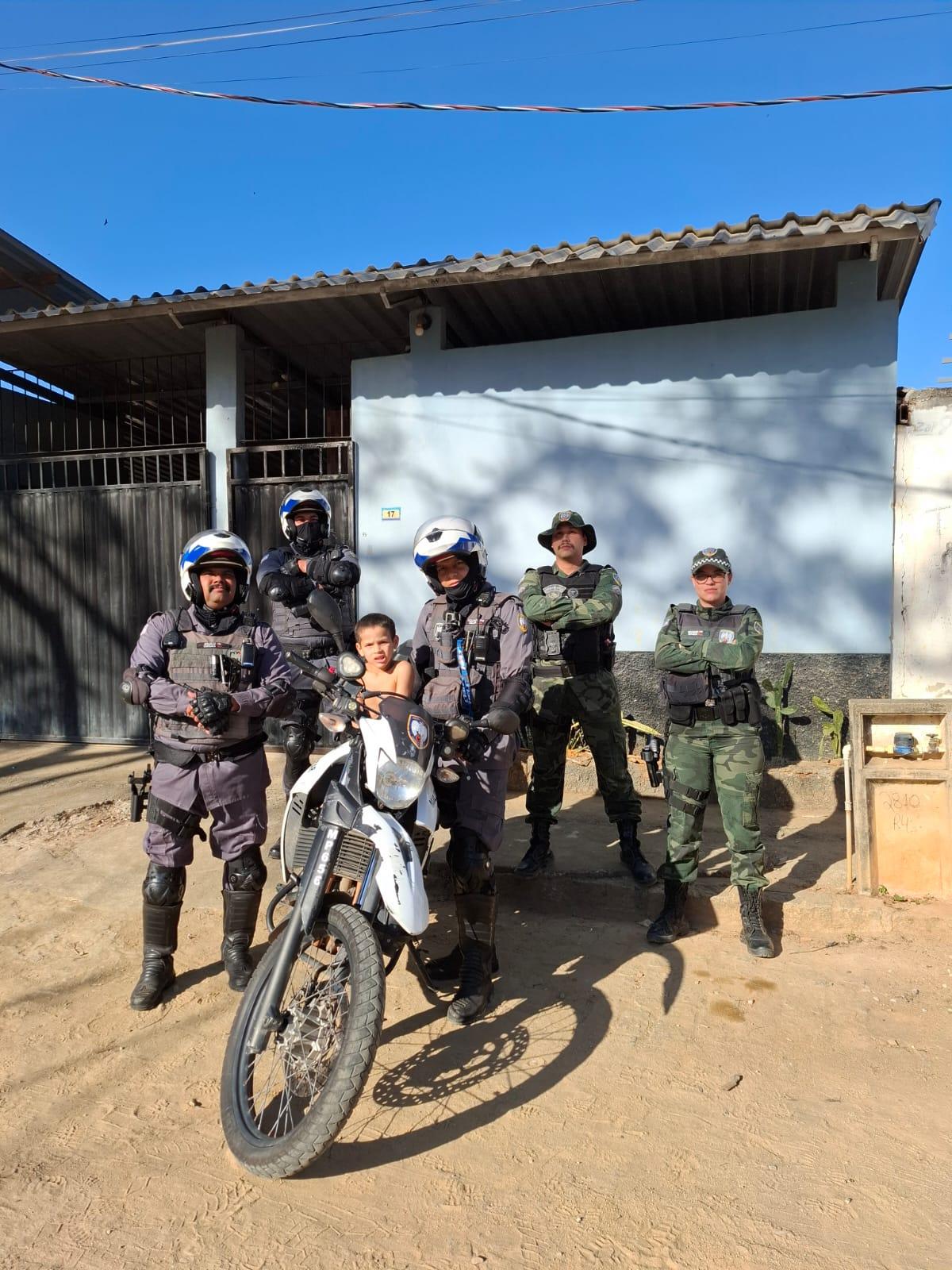 Motopatrulha da PMES Encontra Criança Autista Desaparecida em Área de Mata