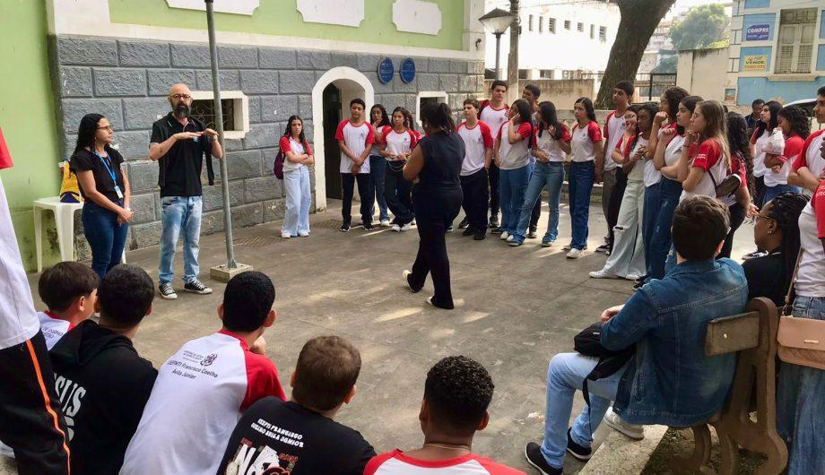 Newton Braga é celebrado em tertúlia literária com estudantes em Cachoeiro