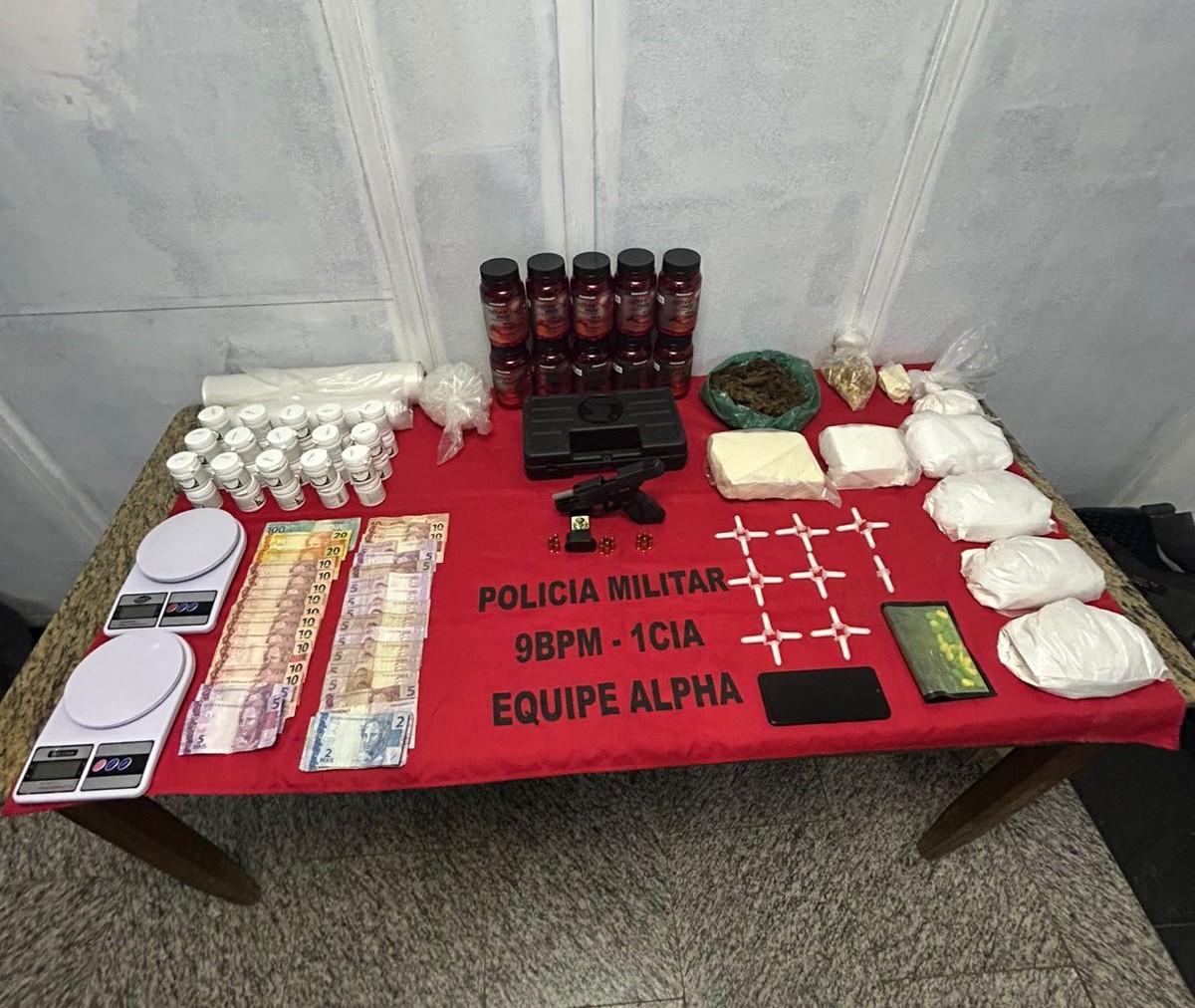 PM apreende drogas, armas e prende suspeita em operação no bairro Penha, em Cachoeiro