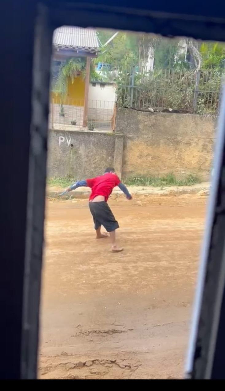 População de Jaciguá pede socorro diante de homem em surto nas ruas