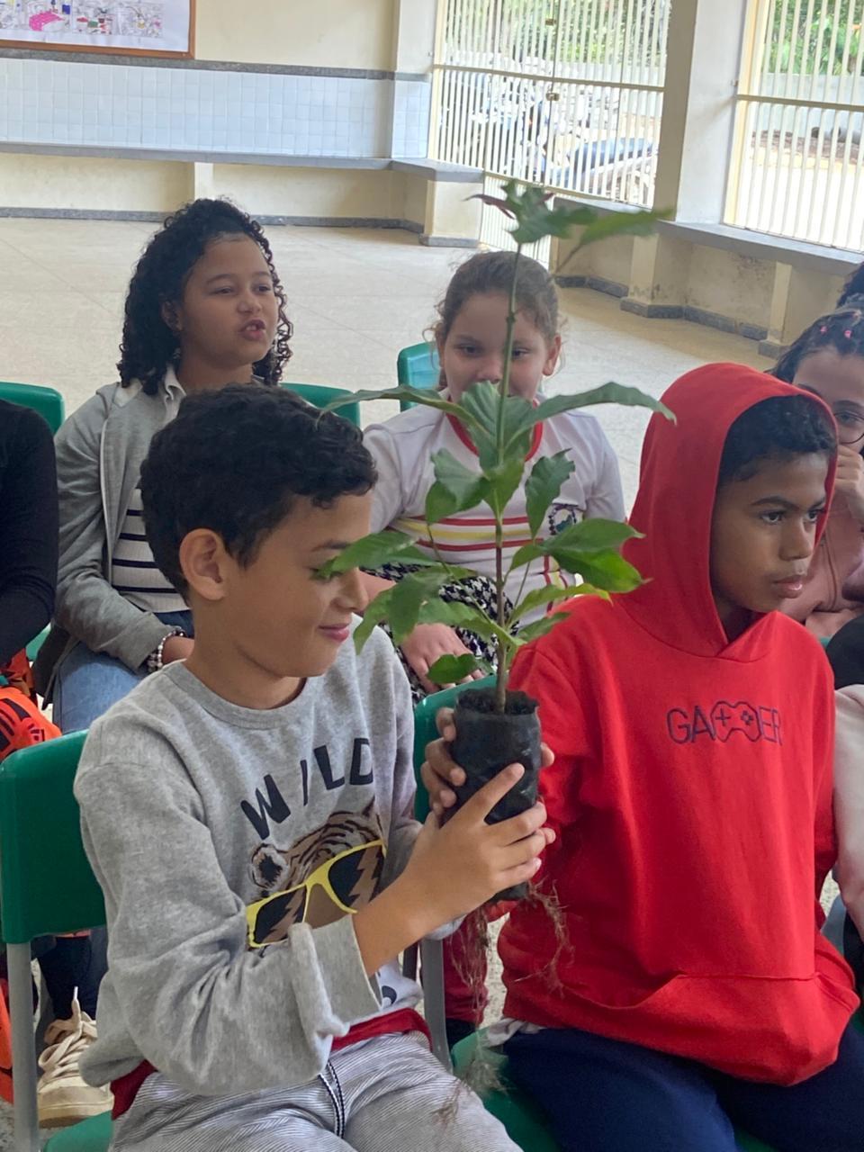 Tecnologia e tradição no campo: alunos de Vargem Alta debatem agricultura com especialistas