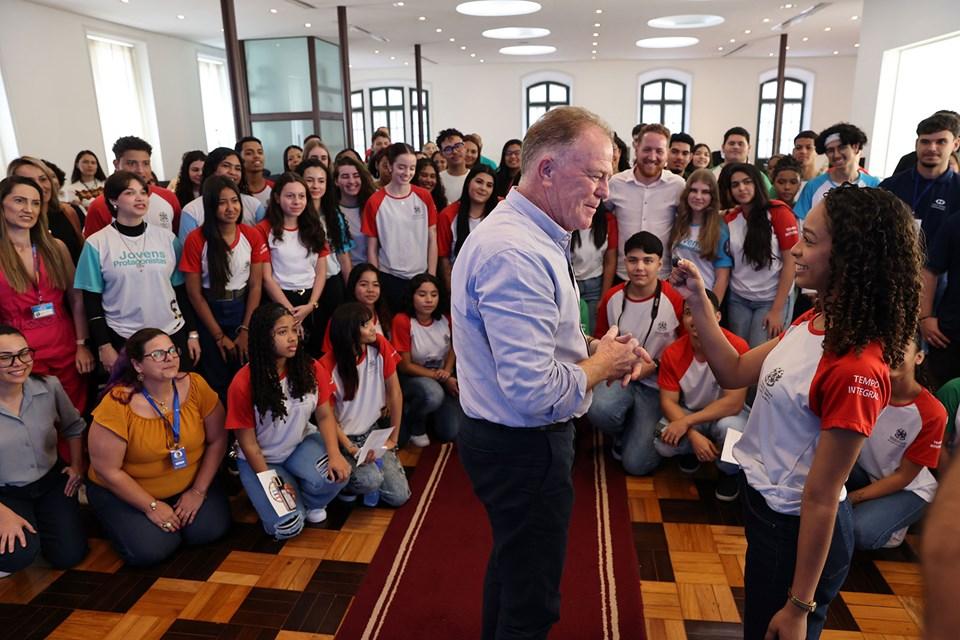 Alunos da Rede Estadual dão show em coletiva com governador no Espírito Santo