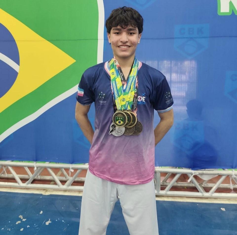 Aos 15 anos, Erick Melo conquista vaga na seleção brasileira de karatê