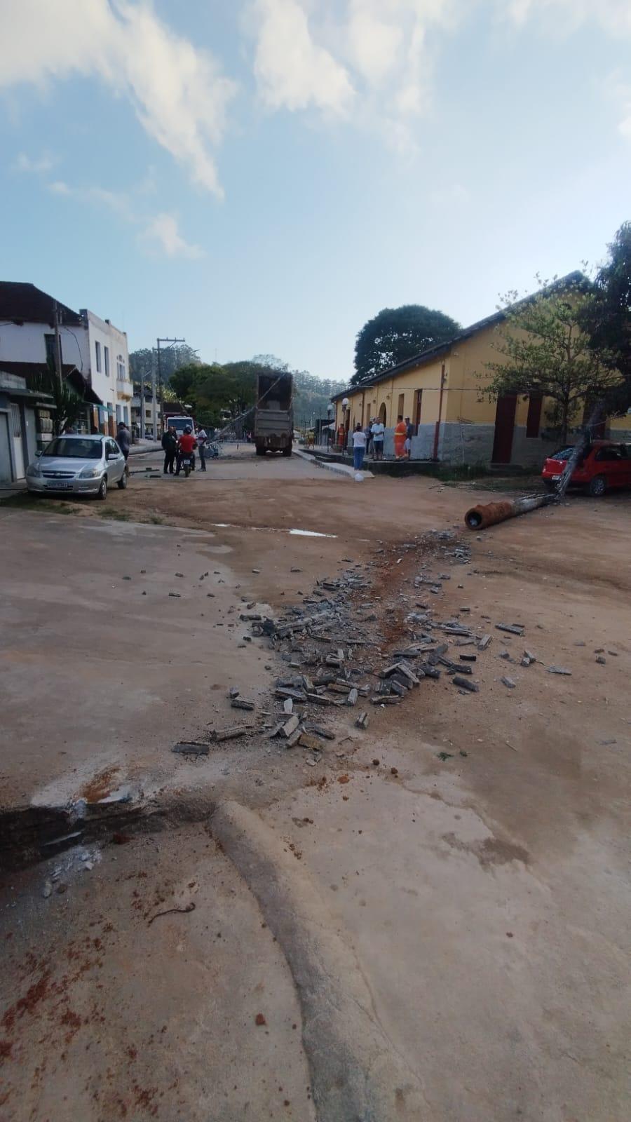 Caminhão derruba dois postes em Jaciguá e deixa distrito sem energia