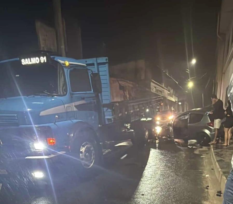 Caminhão e carro colidem na ES-164 em Fruteiras, Vargem Alta