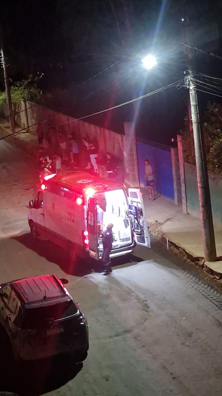 Carro atinge moto, casal é arremessado na calçada e motorista foge em Jaciguá