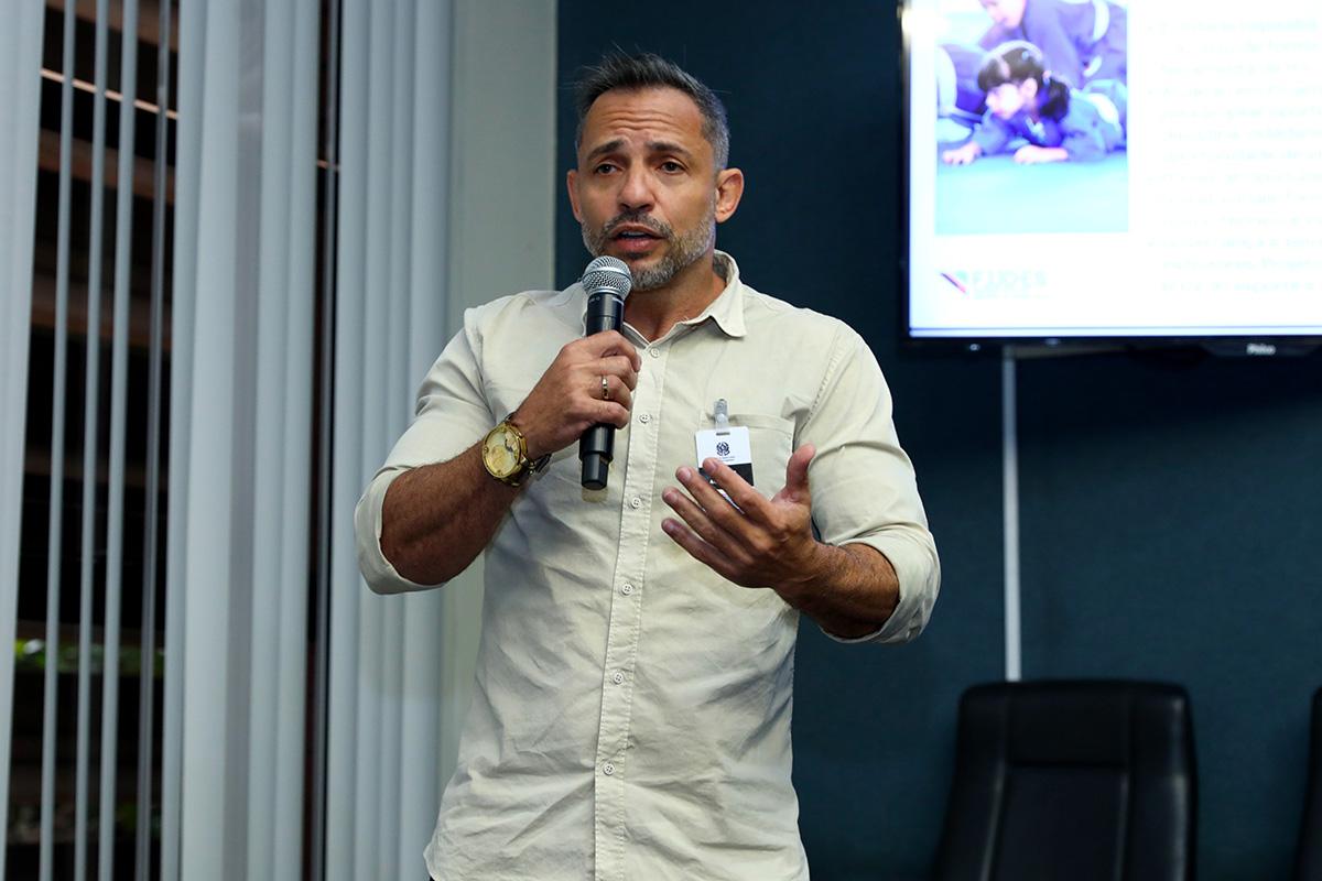 Defesa pessoal, disciplina e inclusão: jiu-jítsu pode chegar às escolas públicas