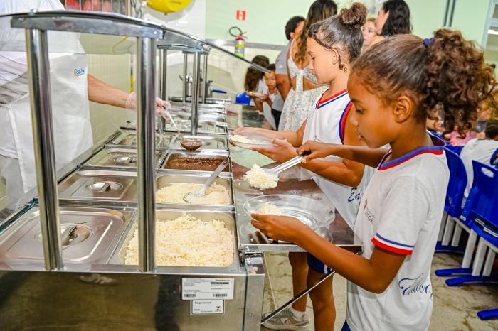 Dia do Nutricionista: Vitória garante alimentação saudável a 42 mil alunos da rede