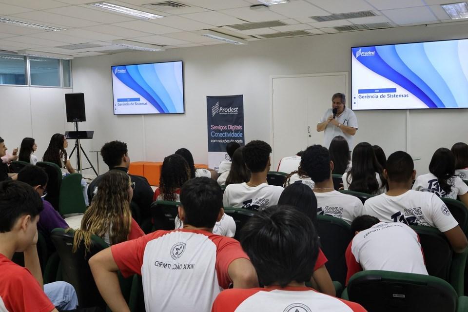 Estudantes conhecem os bastidores do Data Center que conecta o ES inteiro
