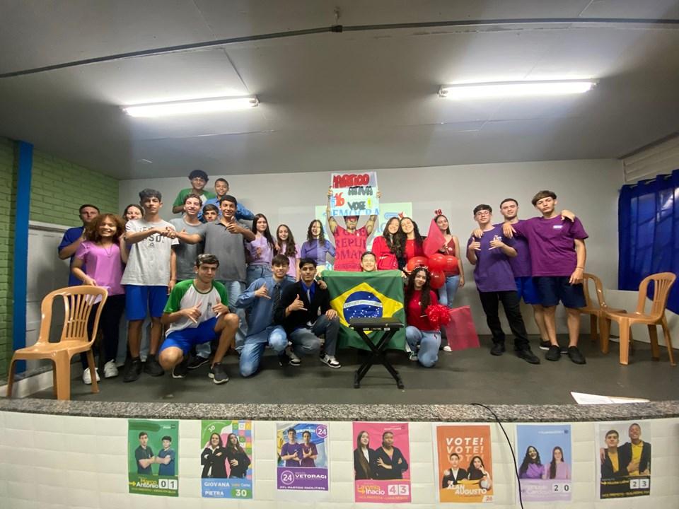 Estudantes criam partidos fictícios e mergulham no universo da cidadania