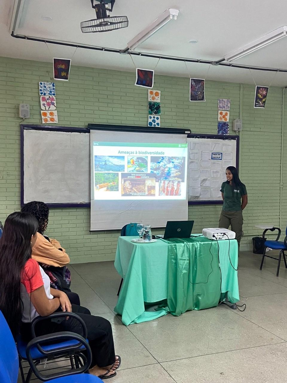 Estudantes de Braço do Rio participam de palestra ecológica da APACB