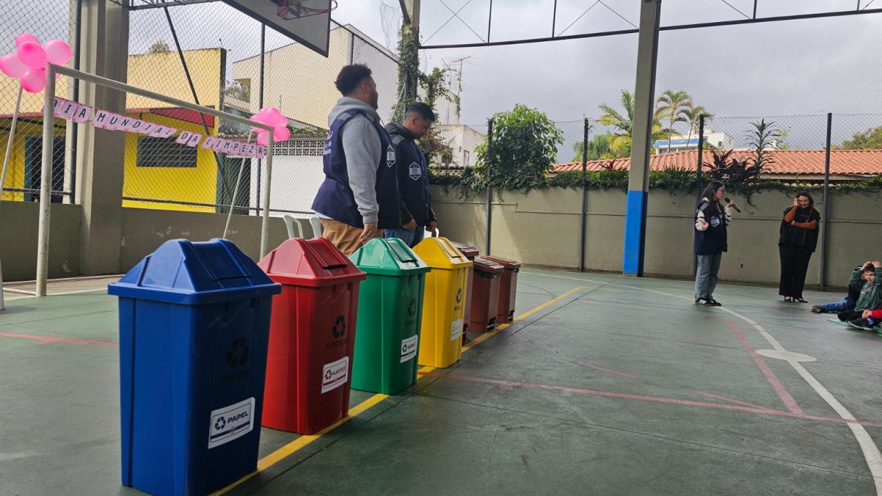 Estudantes participam de palestra no mês que celebra o Dia Mundial da Limpeza