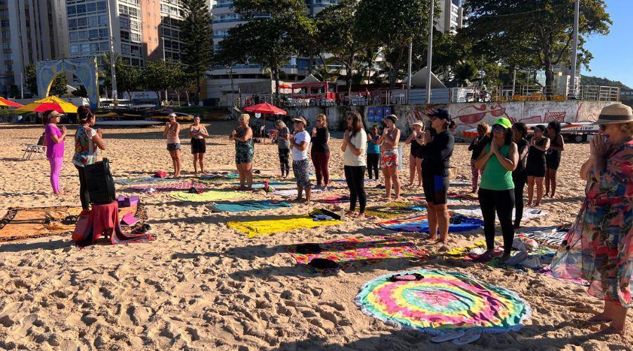 Ioga e violino: prática especial promove saúde e equilíbrio na Praia da Costa