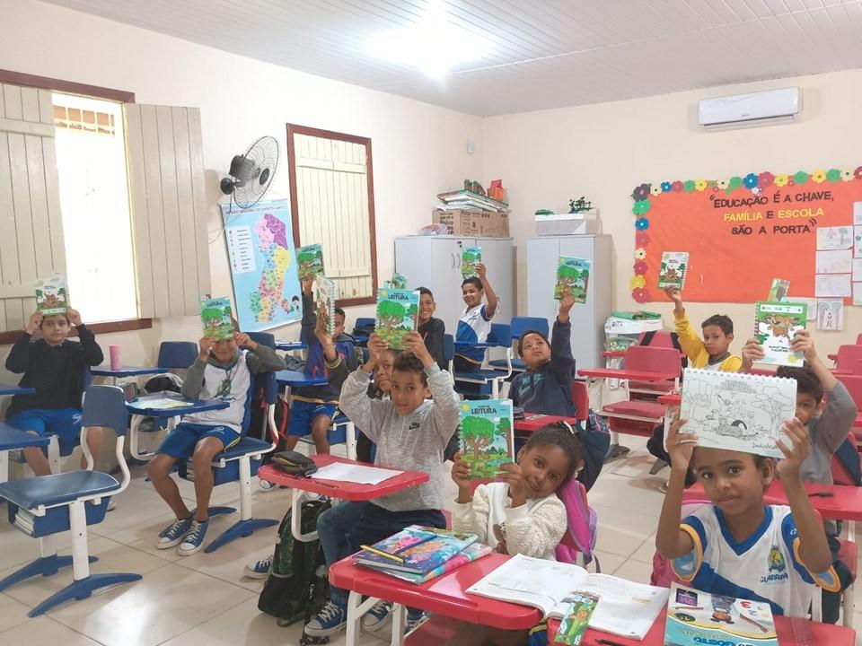 Leitura e natureza: Biblioteca Itinerante chega a escola de Guarapari