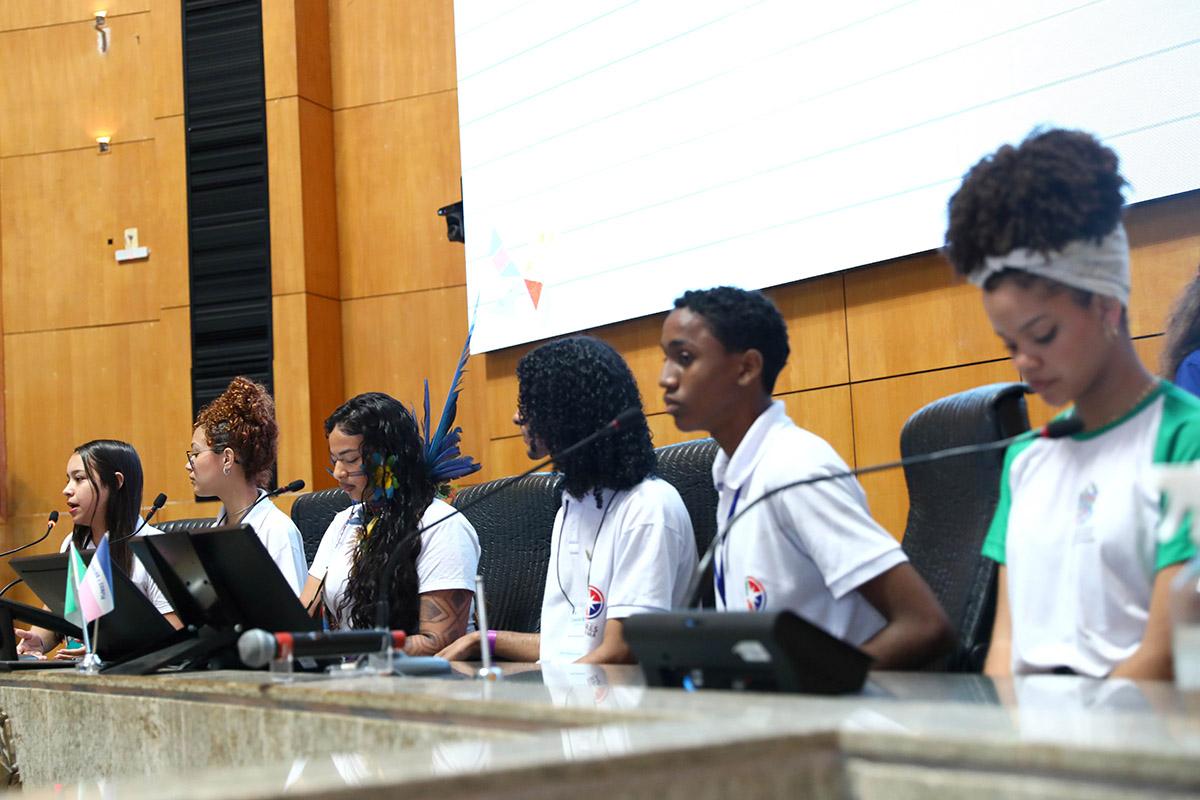 Líderes estudantis vivem experiência de deputados na Ales