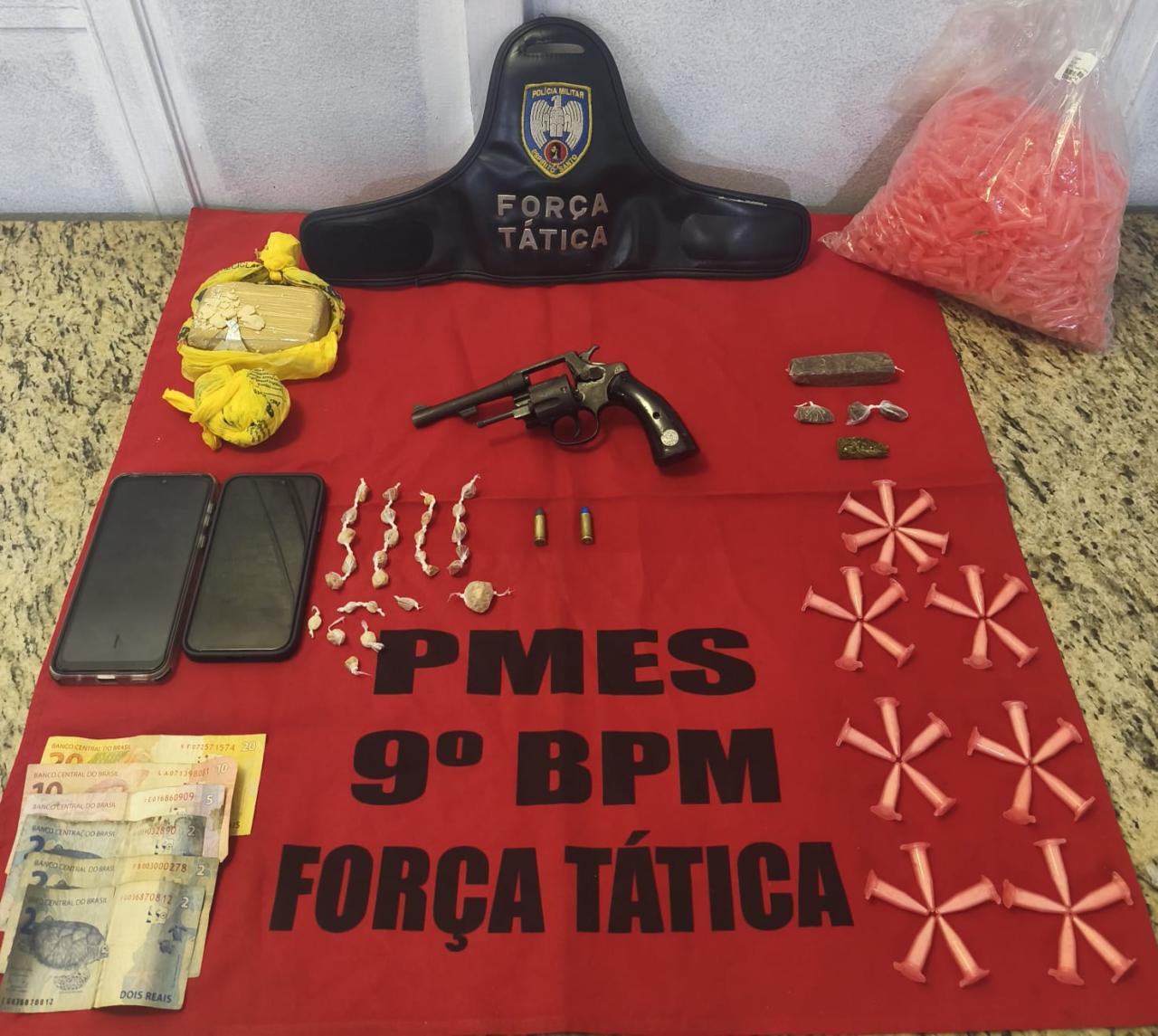 Força Tática desmonta ponto de drogas em Cachoeiro e prende casal com arma e cocaína