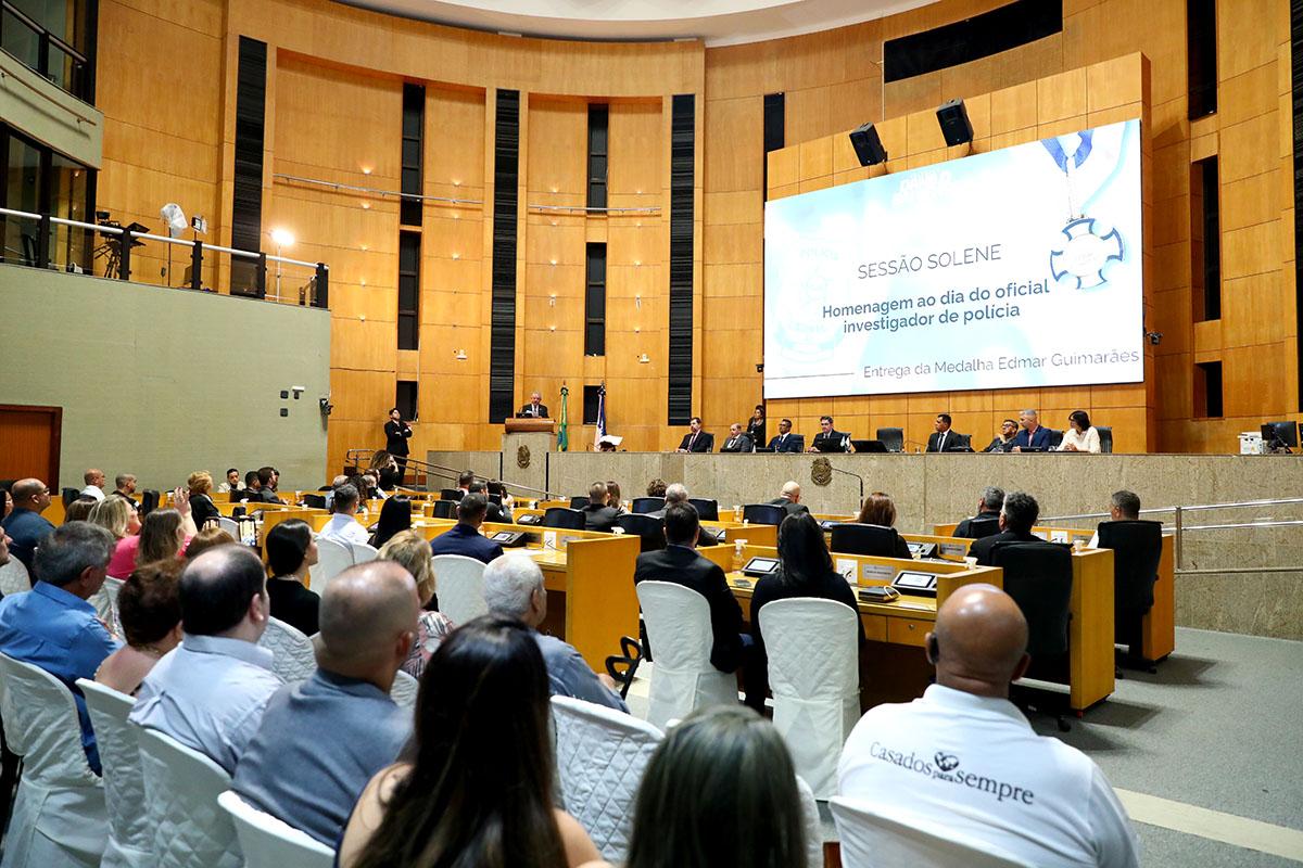 Ales presta homenagem a oficiais investigadores de polícia
