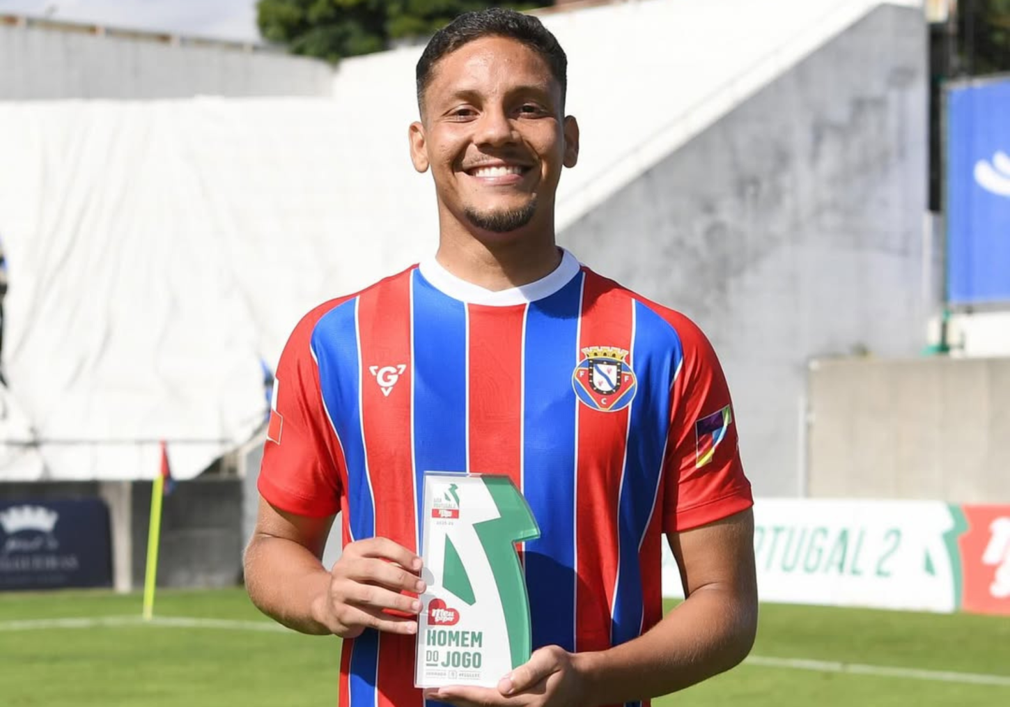 Artilheiro brasileiro conquista Portugal com gols e raça pelo Felgueiras!
