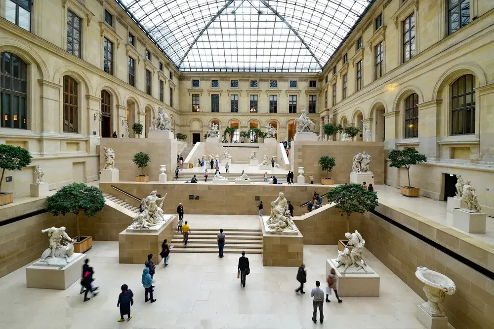 Assalto cinematográfico fecha o Museu do Louvre: ladrões usam motosserras e fogem com joias de Napoleão