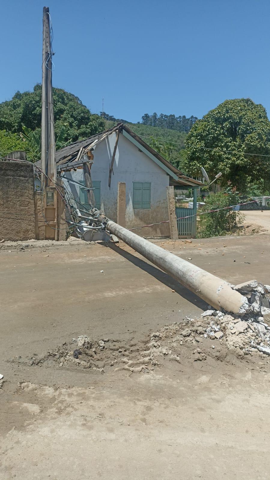 Caminhão derruba poste sobre casa e interrompe trânsito em Jaciguá