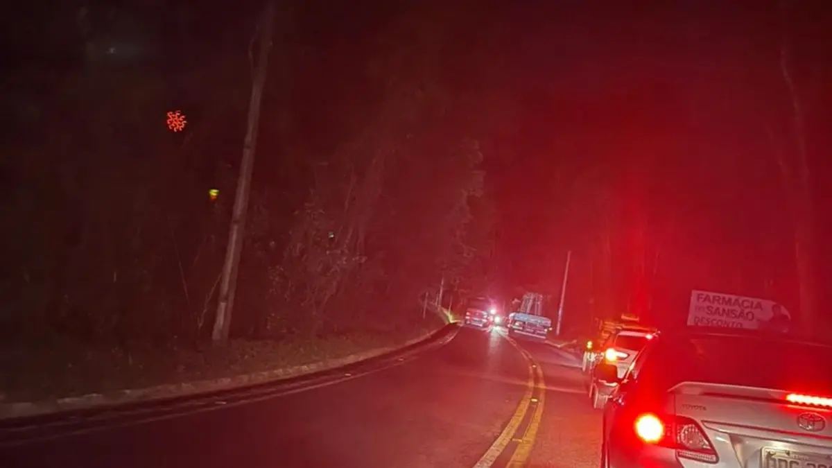 Caminhoneiro causa acidente em Vargem Alta e tenta fugir, mas é preso pela PM na rodovia