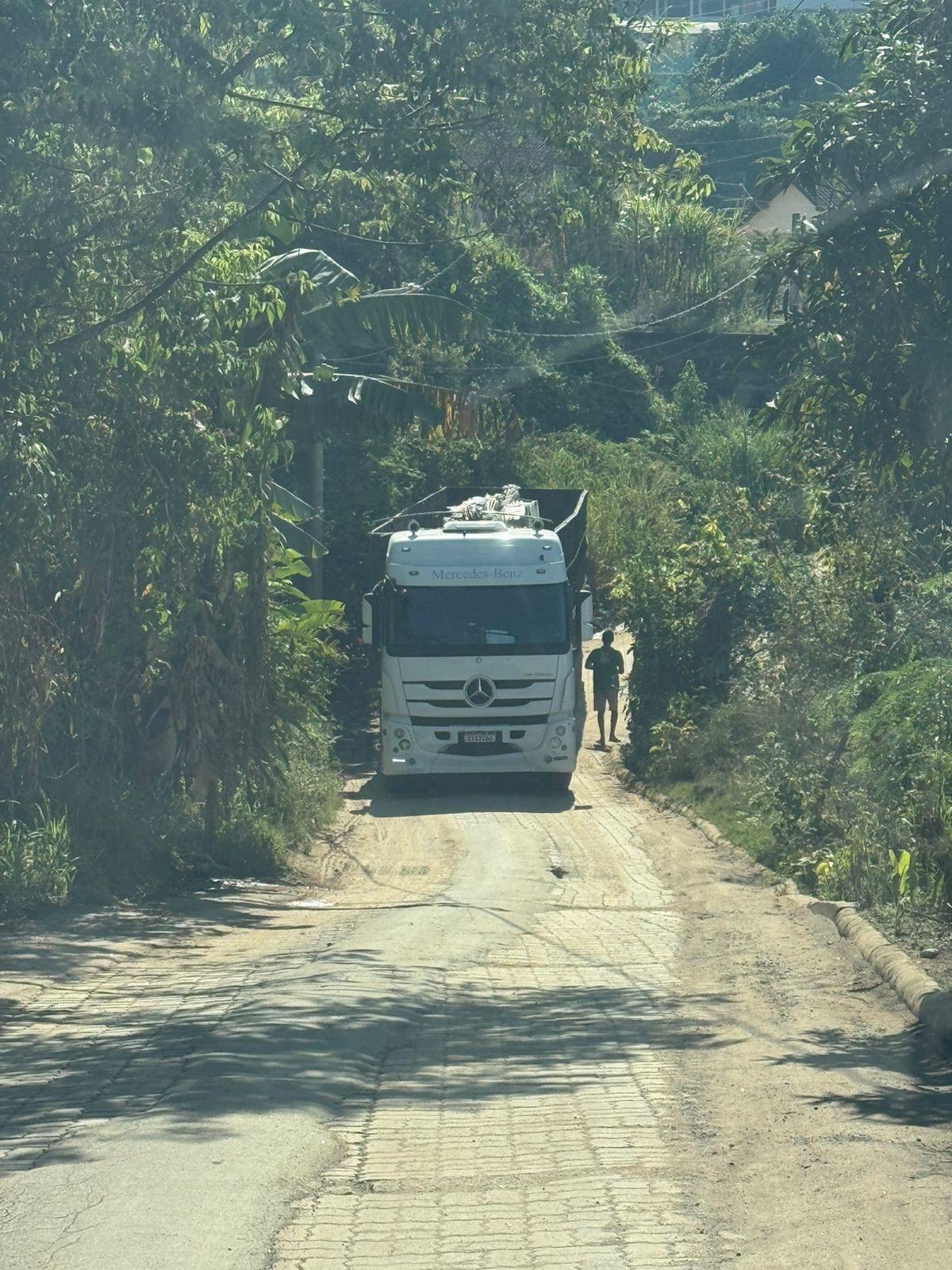 Carreta trava totalmente desvio da obra em Jaciguá