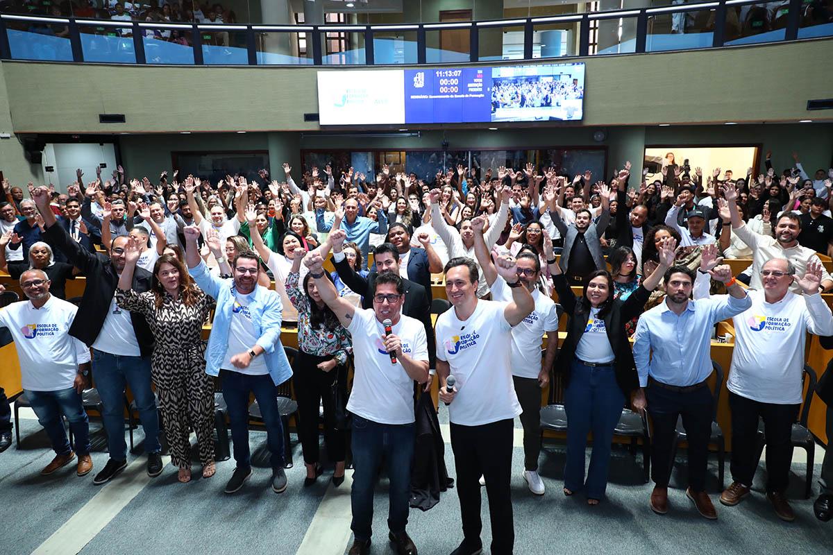 Escola de Formação Política encerra ciclo com 300 alunos formados e anuncia ampliação do projeto