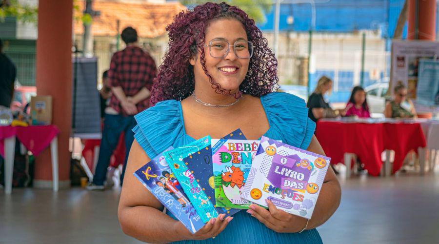 Escritora de Vila Velha lança dois livros infantis que ensinam crianças a lidar com as emoções