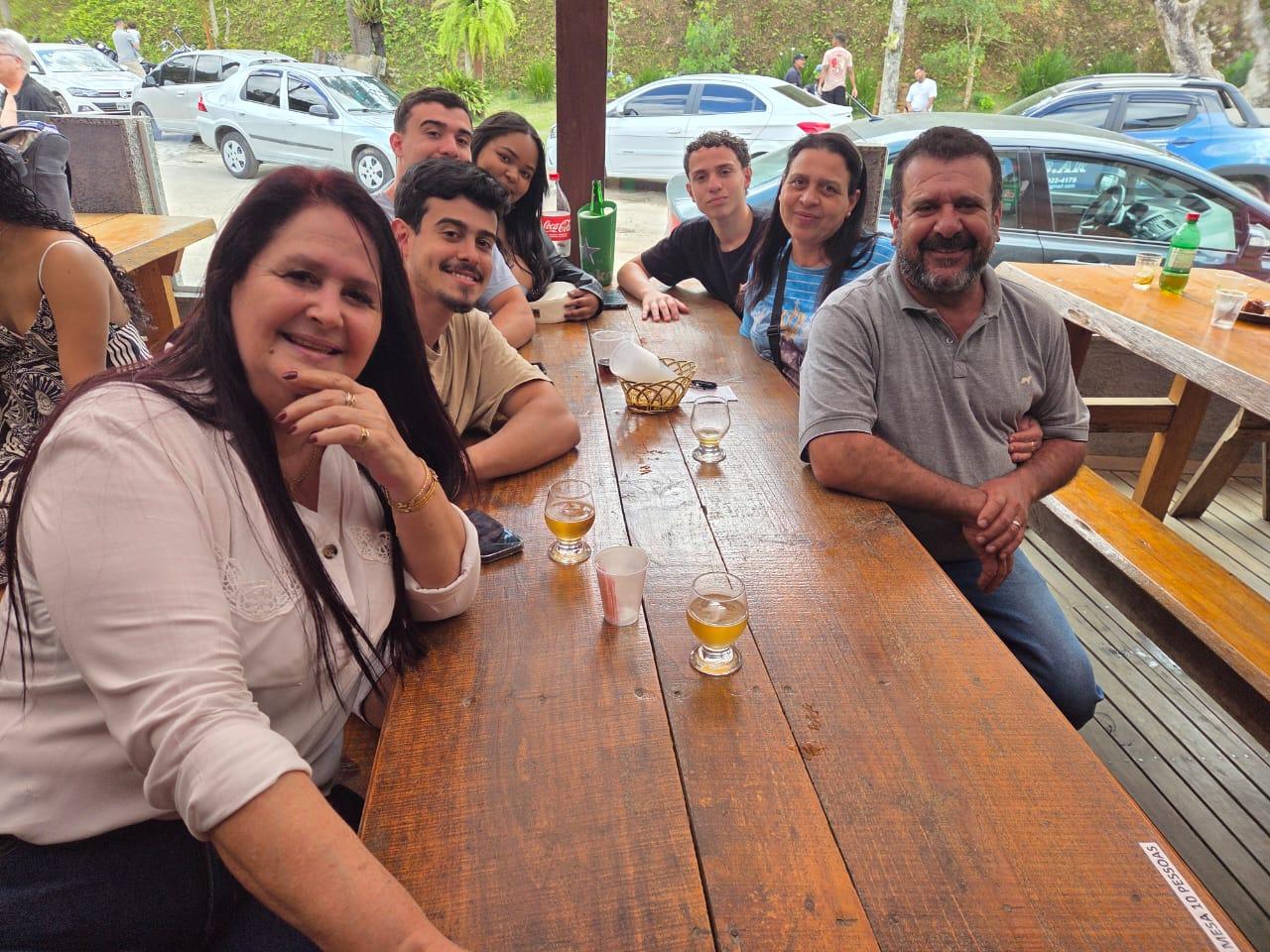 Família Mosquini celebra o domingo com sabor e alegria no Restaurante da Beth, em Castelinho