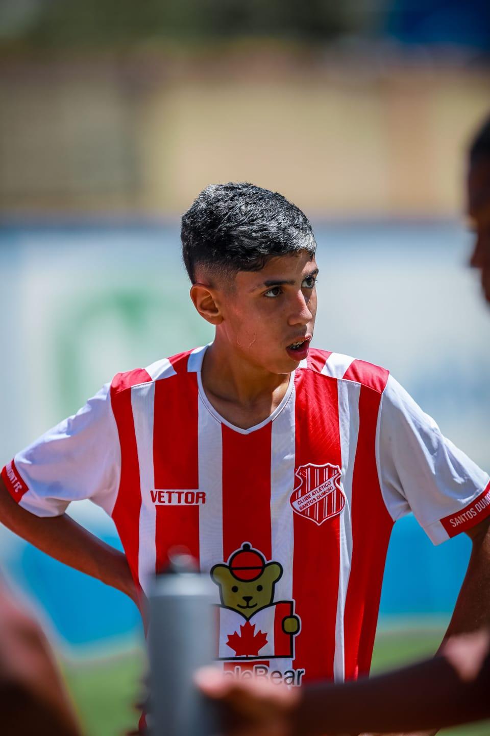 Jovem de Vargem Alta busca apoio para testes em clubes de São Paulo