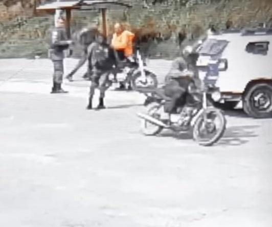 Motociclista tenta escapar de blitz e acaba preso em Vargem Alta