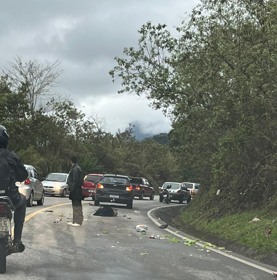 Mulher morre em colisão entre moto e carro na ES-164, em Vargem Alta