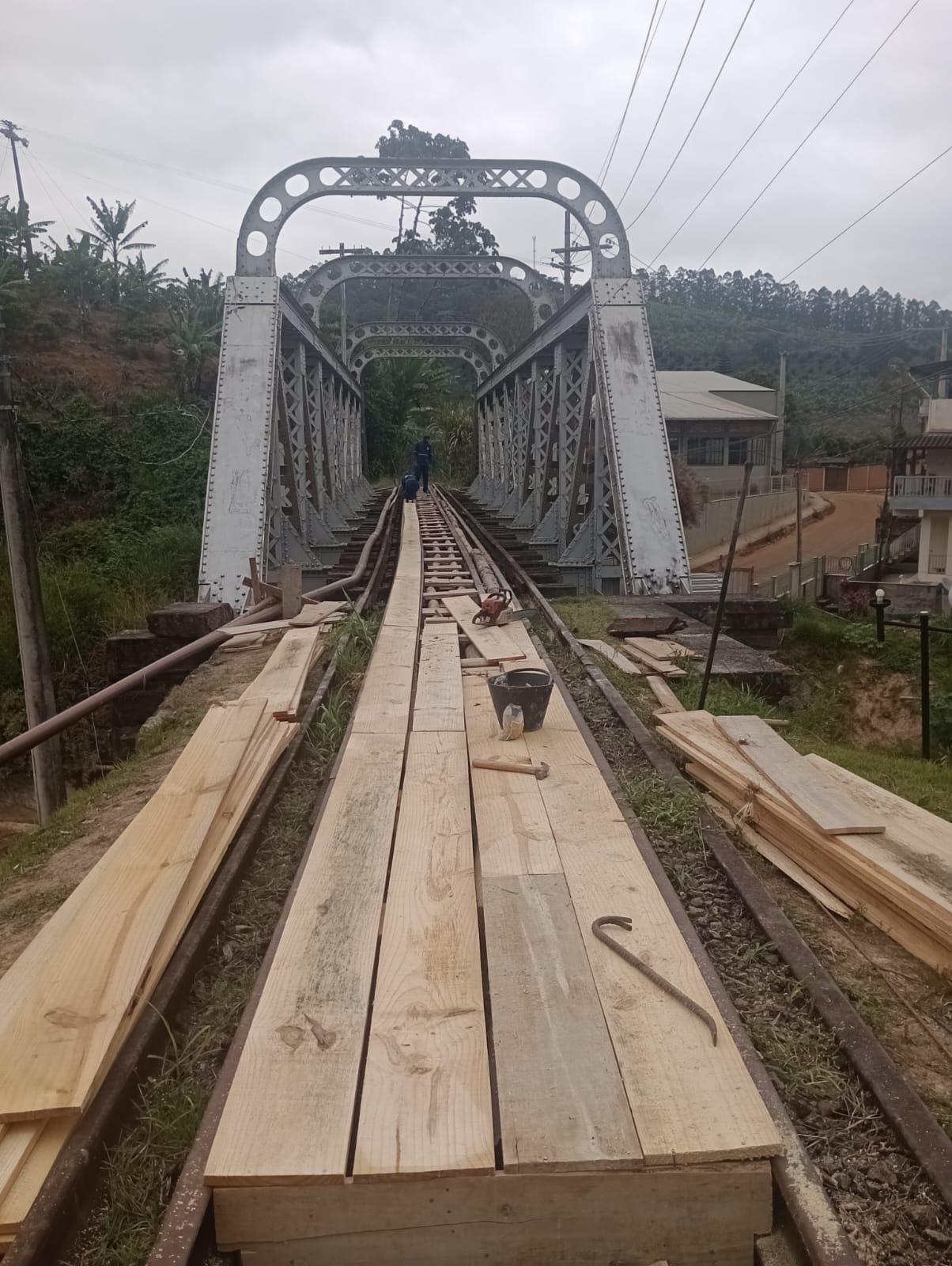 Passarela provisória começa a ser instalada sobre a ponte de ferro em Jaciguá