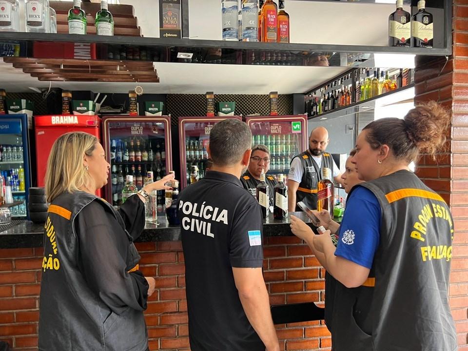 PCES e Procon intensificam ações contra bebidas falsificadas na Grande Vitória