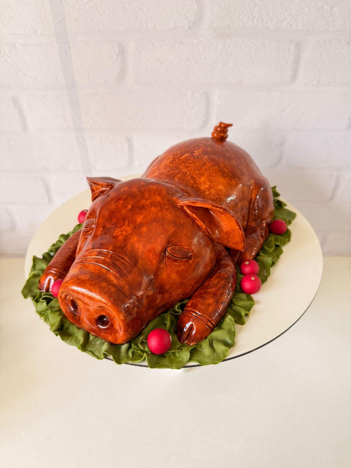 Bolo em formato de porco assado, criação da confeiteira Taísnara Pedruzzi, será exibido no estande da Aderja durante o Festival de Gastronomia Suína de Vargem Alta.