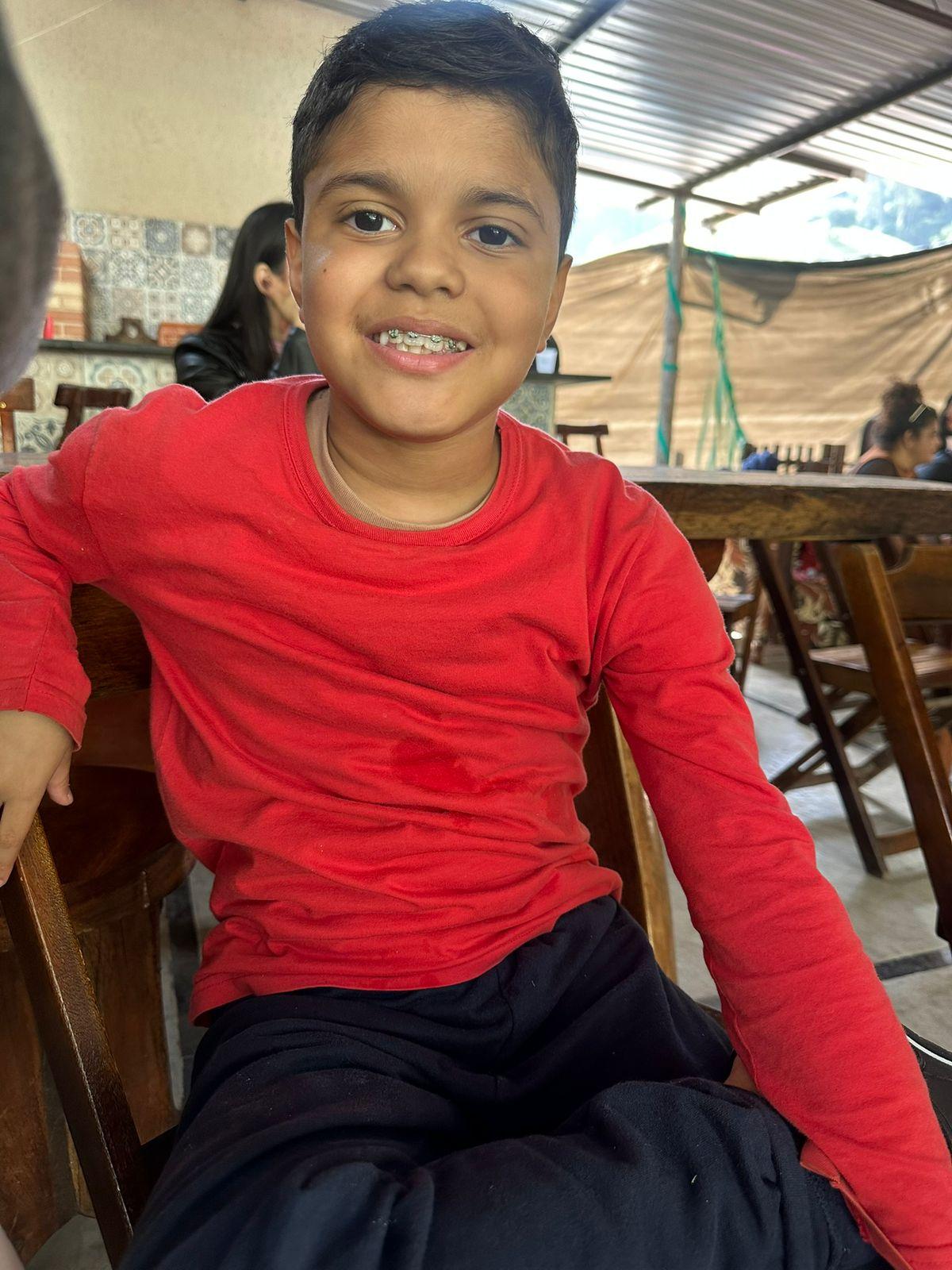 TArthur, de 10 anos, morador de Jaciguá, é o menino que inspira a ação solidária do festival; a comunidade se mobiliza para ajudá-lo no tratamento contra uma doença rara nos Estados Unidos.