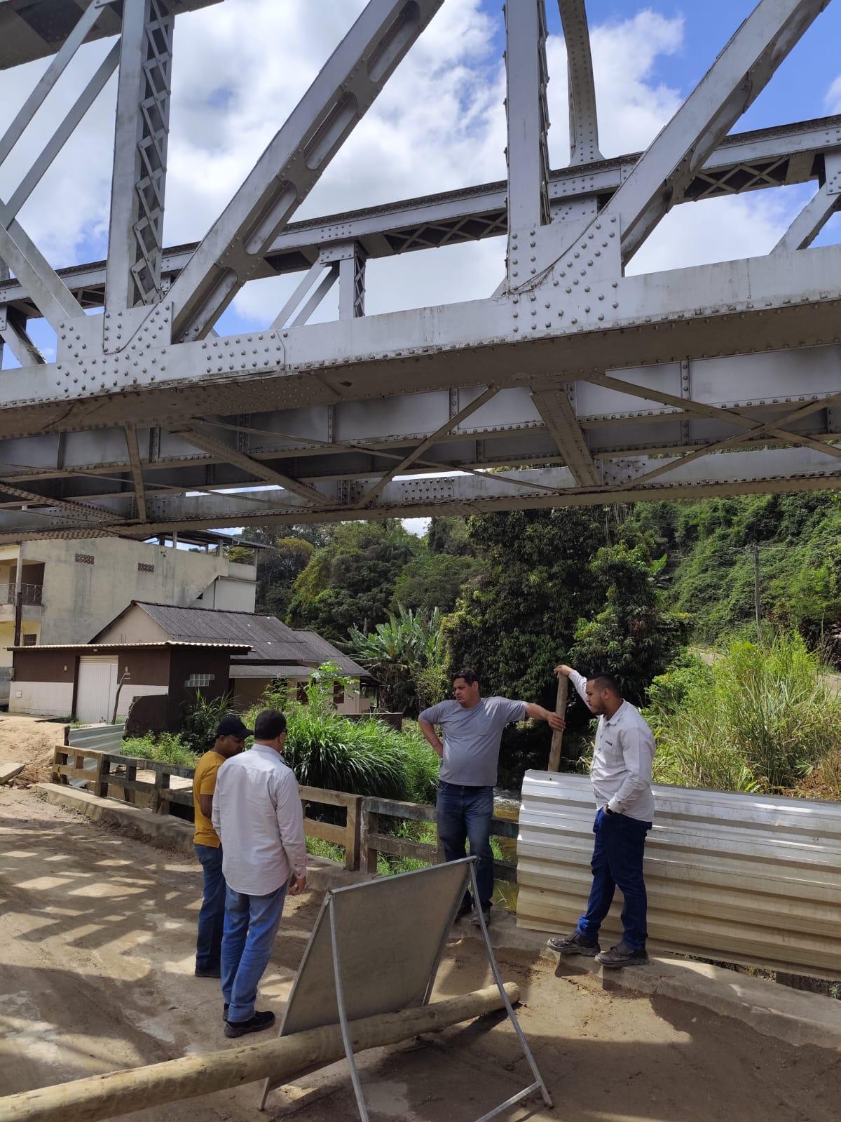 Equipe técnica da Lockin vistoriando a ponte.