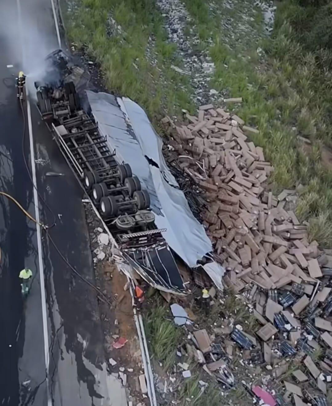 Carreta tomba e pega fogo na BR-101, em Vila Velha; motorista escapa ileso