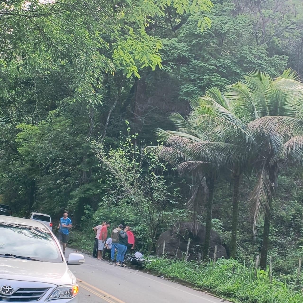Casal de Vargem Alta fica ferido em acidente entre moto e caminhão na serra