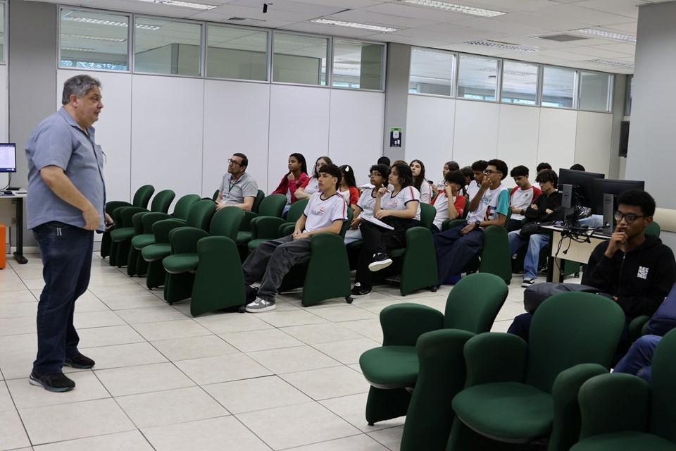 Estudantes de escola estadual de Vitória conhecem os serviços de TI do Prodest