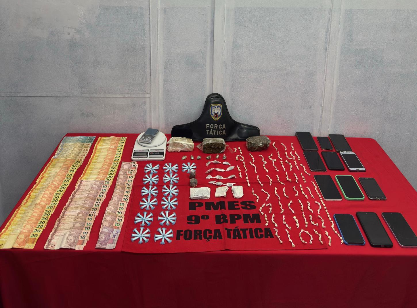 Força Tática apreende cocaína, crack, maconha e celulares em ação no Aquidaban, em Cachoeiro