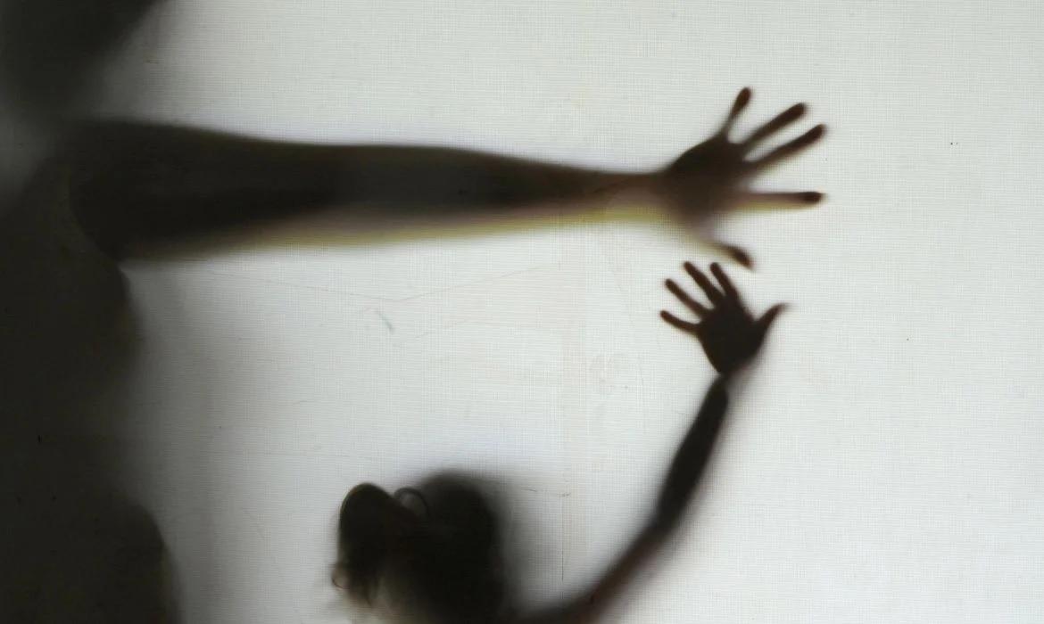 Madrasta usa cinto para enforcar enteada de 7 anos e confessa o crime
