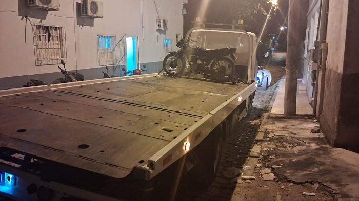 PM recupera moto clonada e com restrição de furto em área rural de Muqui