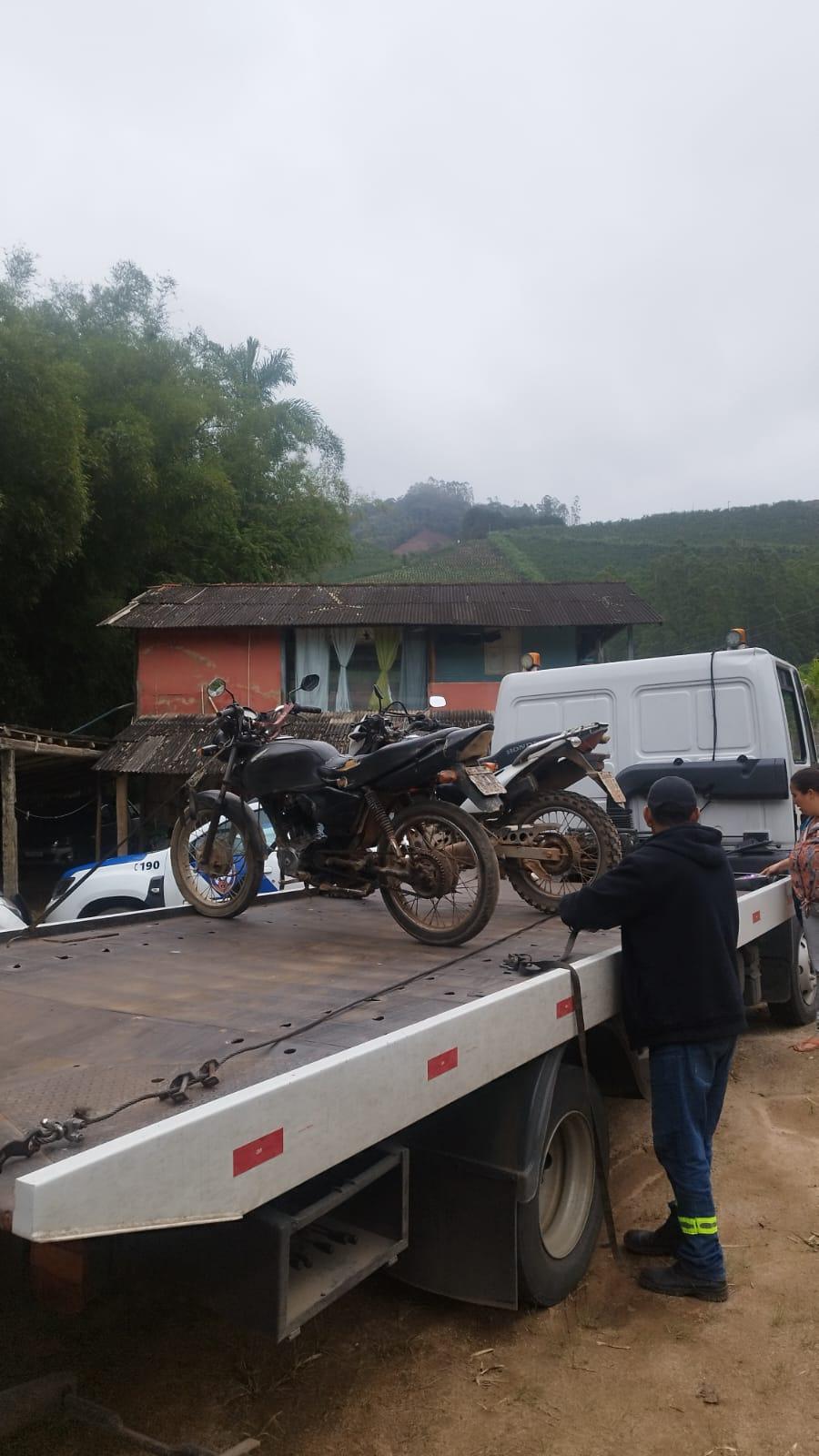 PM recupera motocicleta roubada e apreende drogas e arma em Taquarussu, Vargem Alta